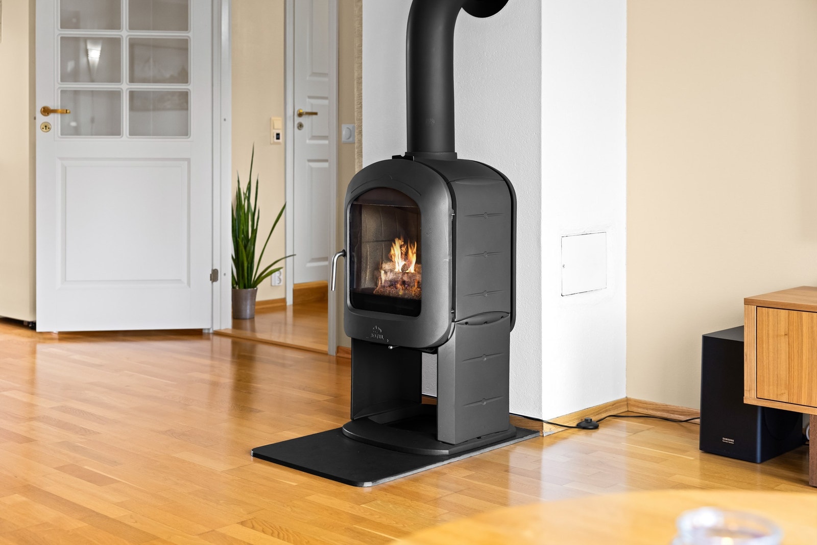 Peisovnen skaper en lun atmosfære og fungerer som et godt supplement til den elektriske oppvarmingen. Galleribilde