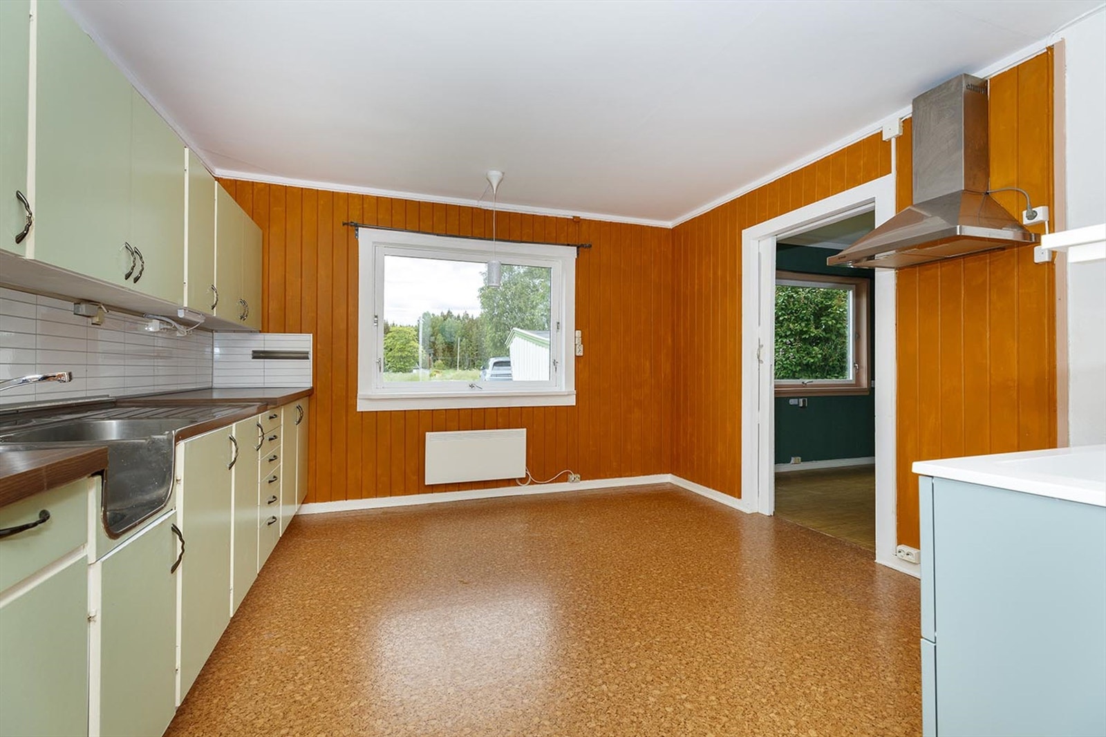 Boligen har et romslig kjøkken med plass til sitteplass. Galleribilde