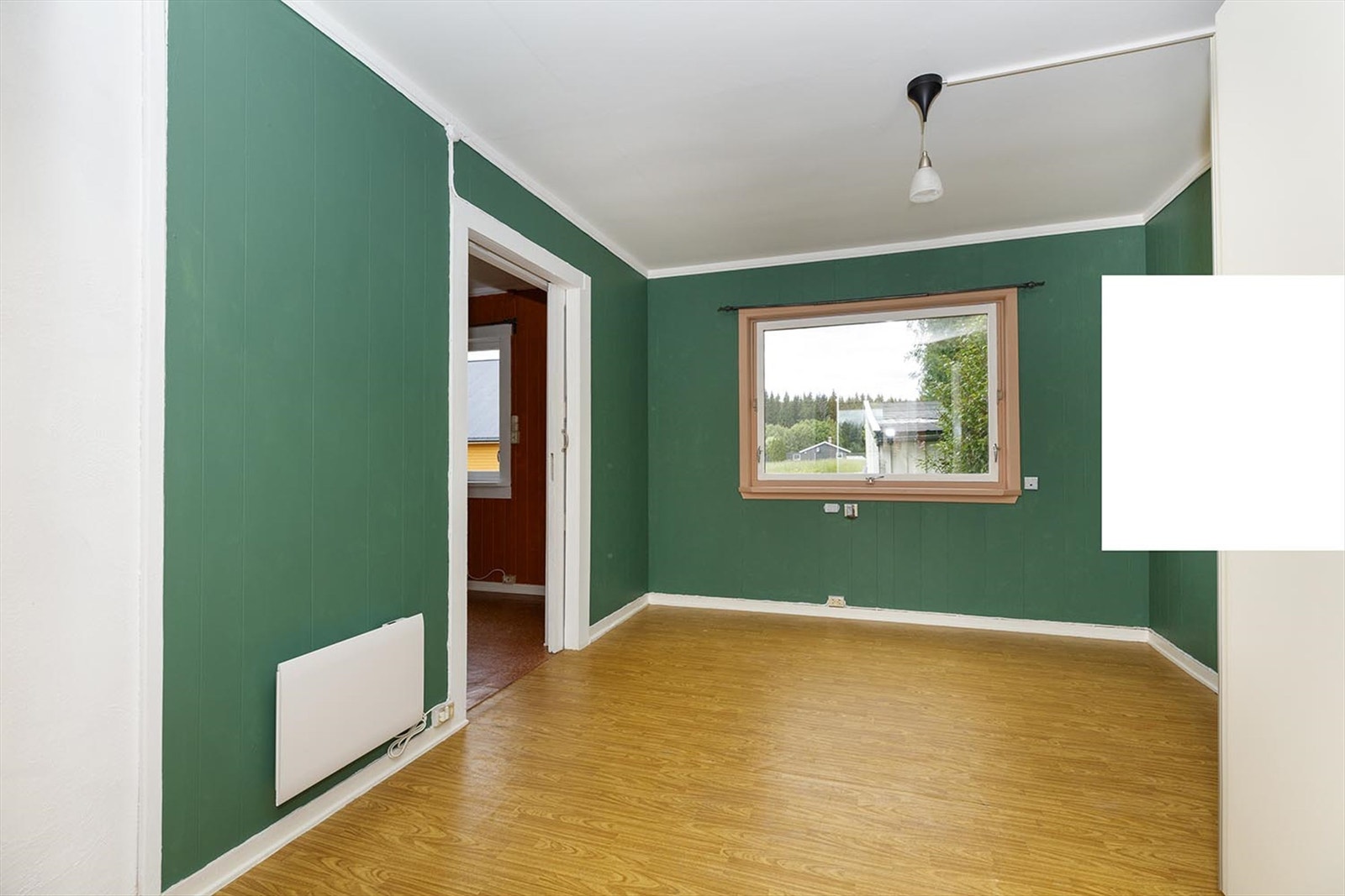 Rett ved siden av kjøkkenet er det en stuespisestue i grønt. Galleribilde