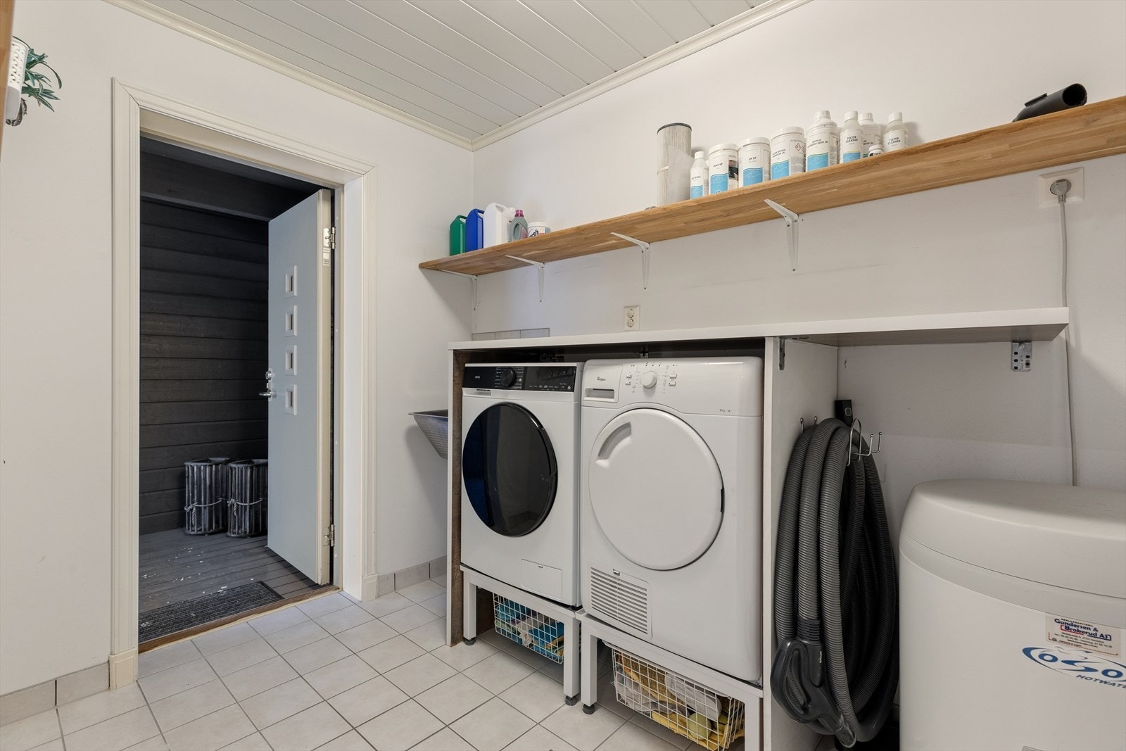 I boligens første etasje er det også eget toalettrom samt separat vaskerom med egen utgang. Galleribilde