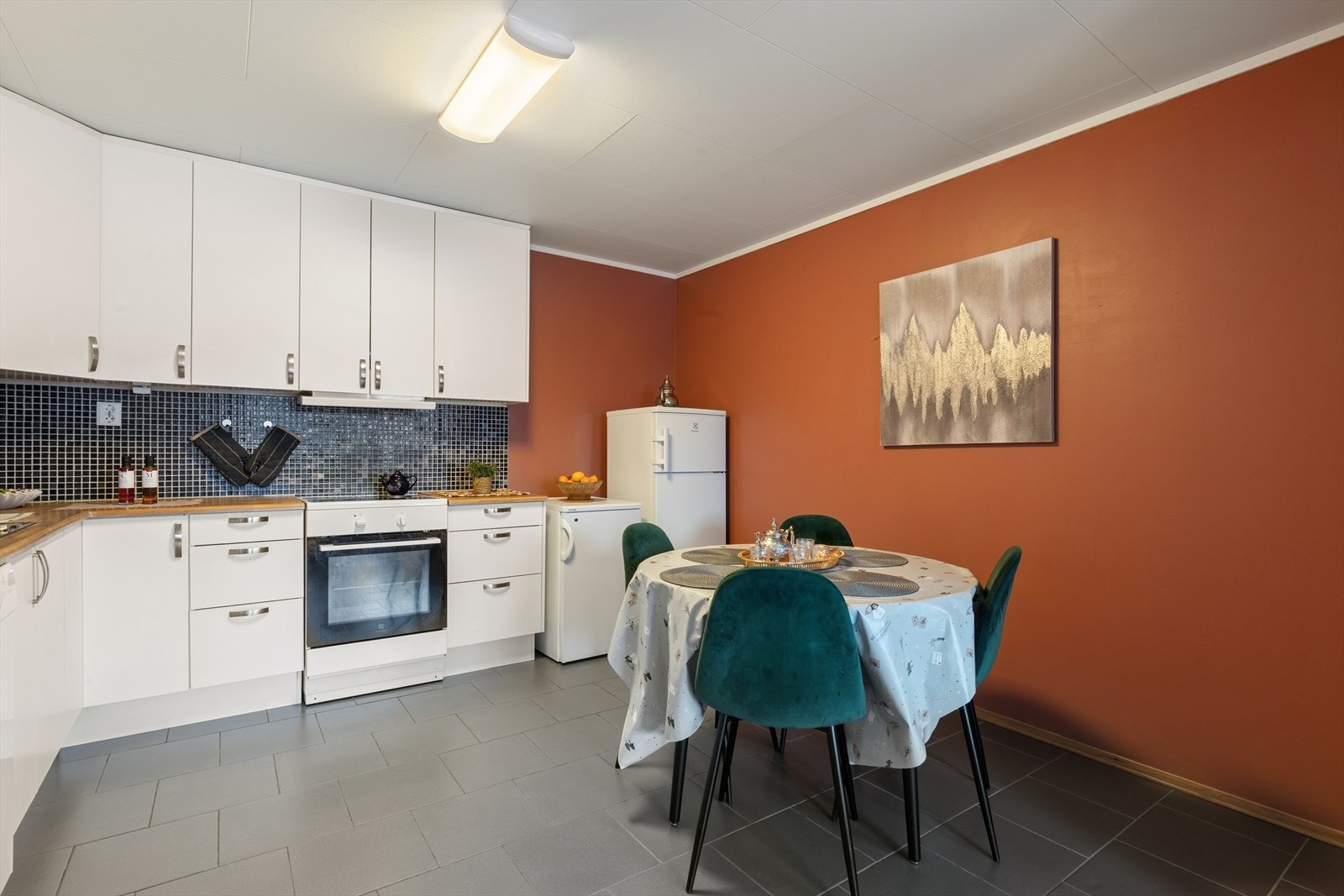 Flott og funksjonelt kjøkken med rom for egen spiseplass. Galleribilde