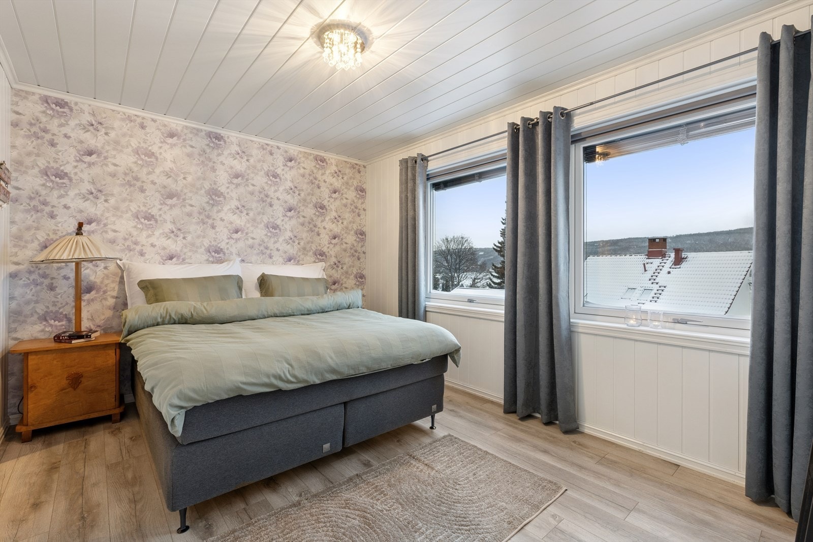 Hovedsoverommet ligger i boligens første etasje, har god størrelse og får godt med dagslys samt utsikt fra de store vindusflater. Galleribilde