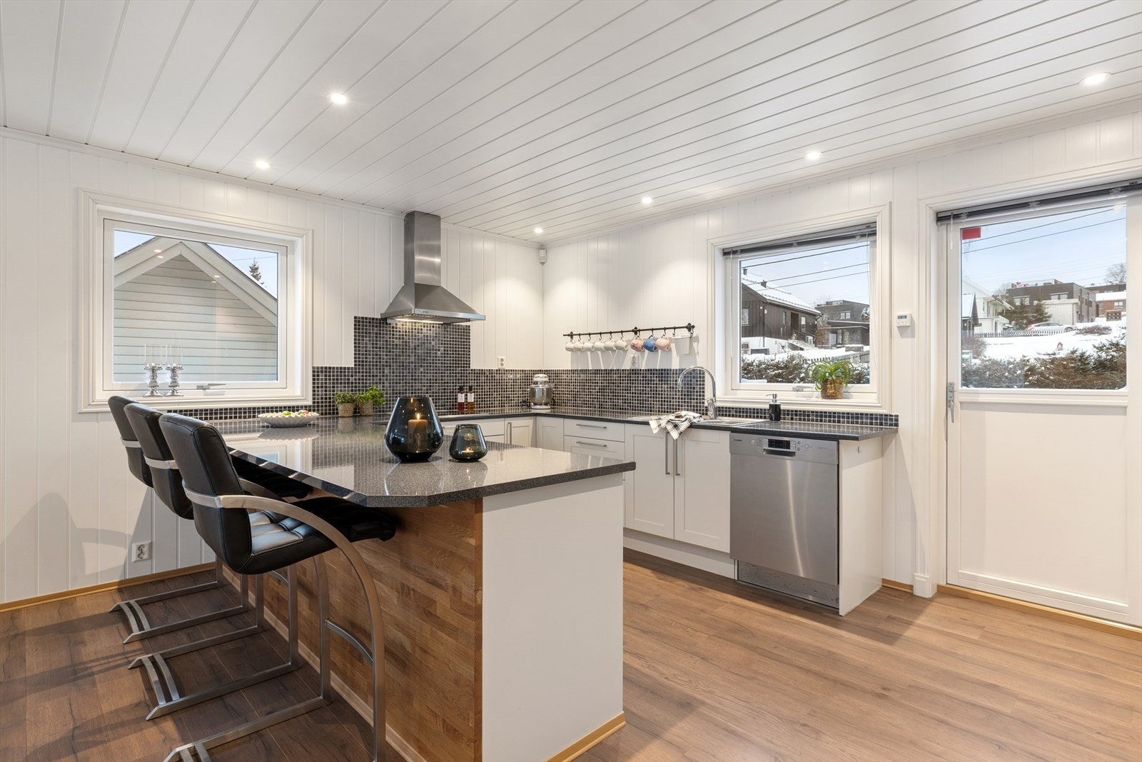 Fra kjøkkenet har du egen utgang til de herlige og solrike uteområdene. Galleribilde