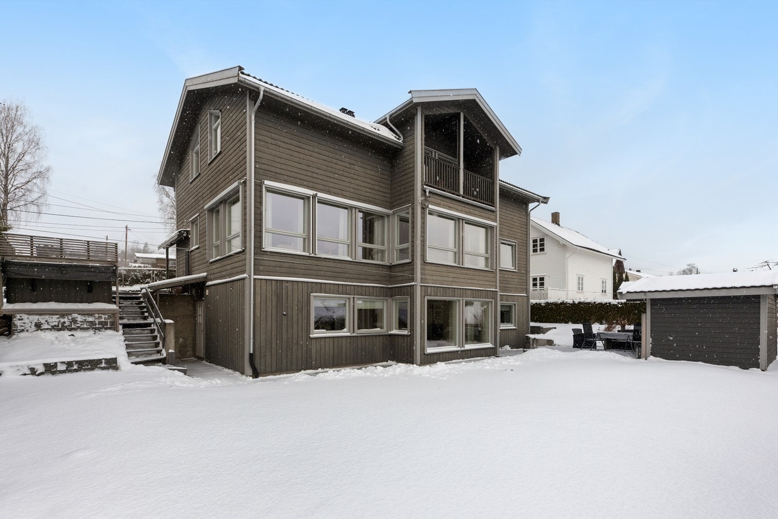 Pent opparbeidet tomt med flere uteplasser og hage. Frittstående utebod i hagen. Galleribilde