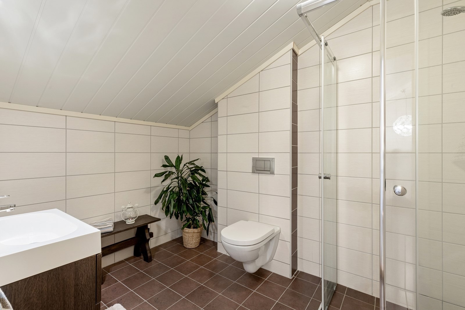 Delikat baderom i andre etasje, med flislagte overflater og varmekabler i gulv. Galleribilde