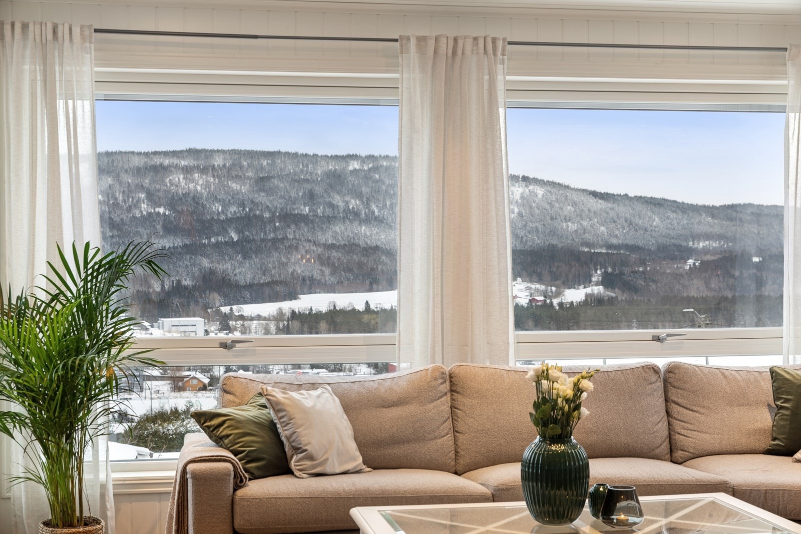 Flott utsikt som kan nytes bla. fra stuen. Galleribilde