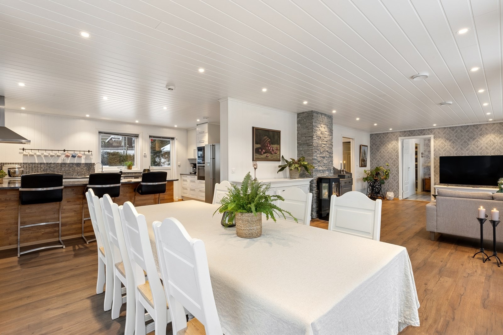 Stuen egner seg godt som det naturlige samlingspunktet, med plass til både salong og spisestue. Galleribilde