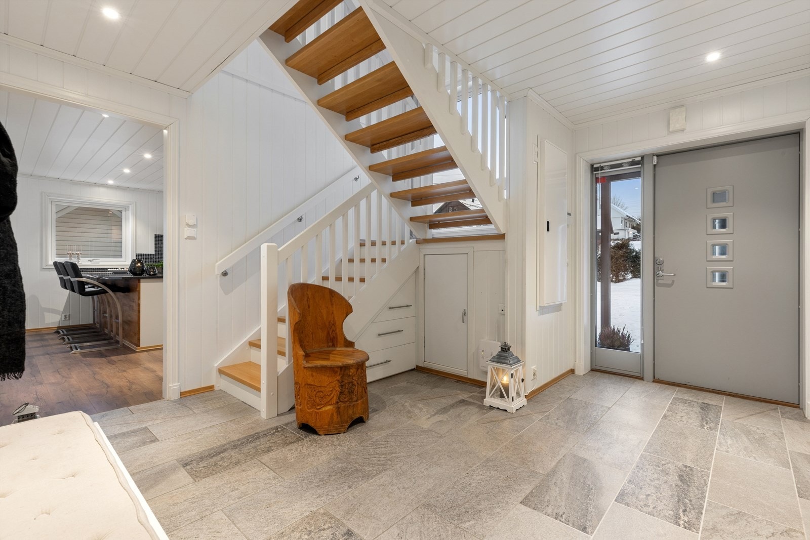 Romslig og praktisk entré med plass til å sette skoene og henge yttertøyet, både i og utenfor skyvedørsgarderoben. Galleribilde