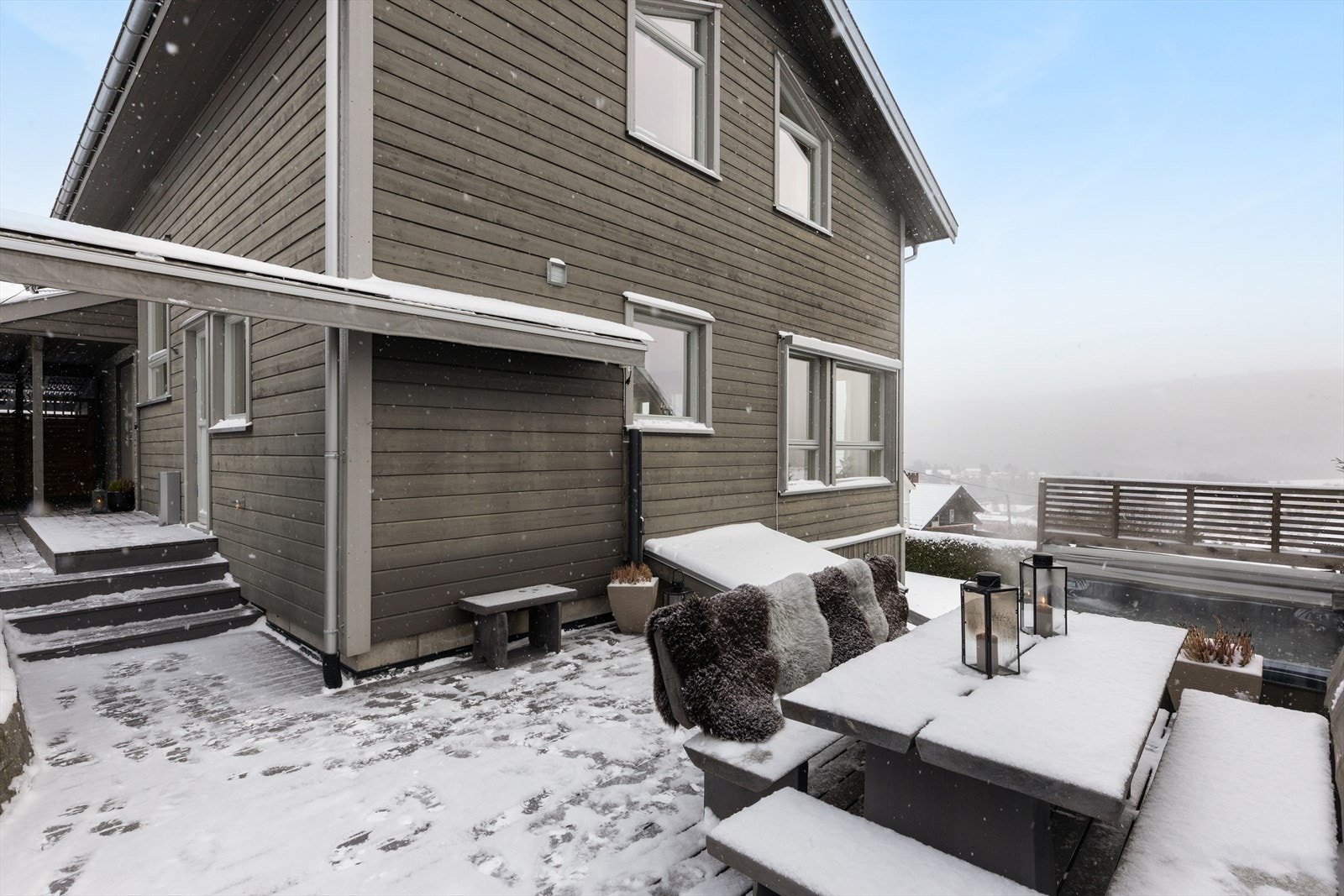 Herlig og solrik terrasse hvor utetiden kan nytes. Galleribilde