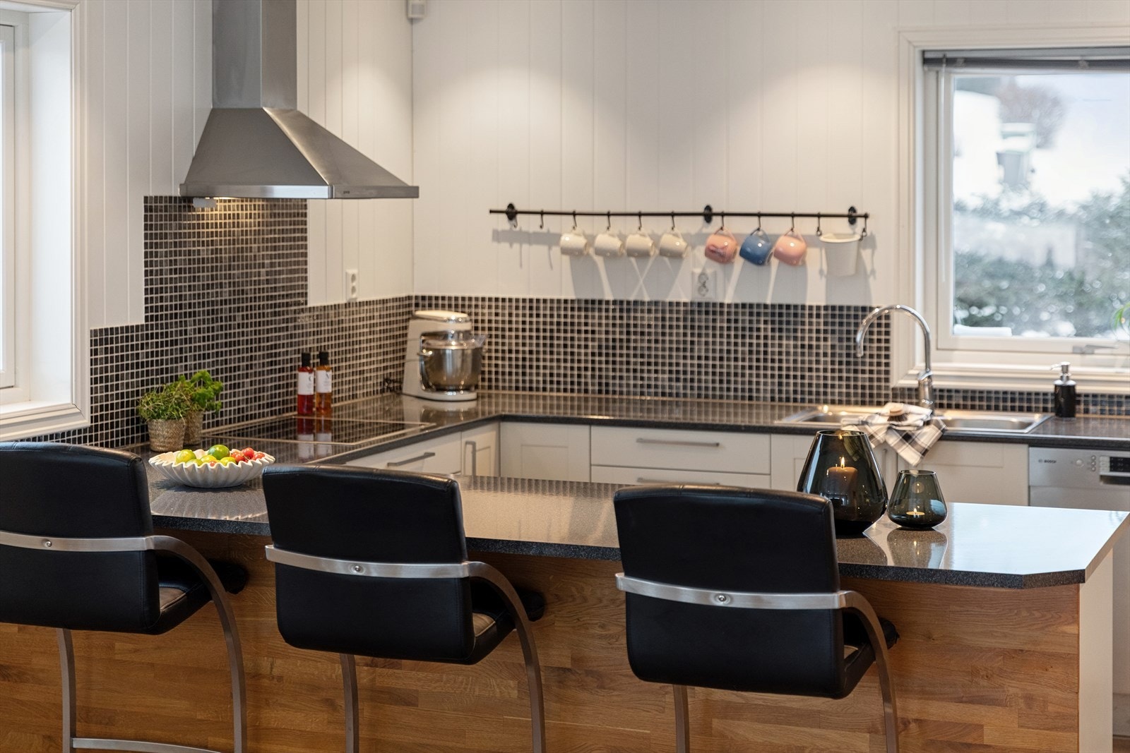 Romslig kjøkken med kjøkkenøy og en lekker Norema-innredning fra 2014. Galleribilde