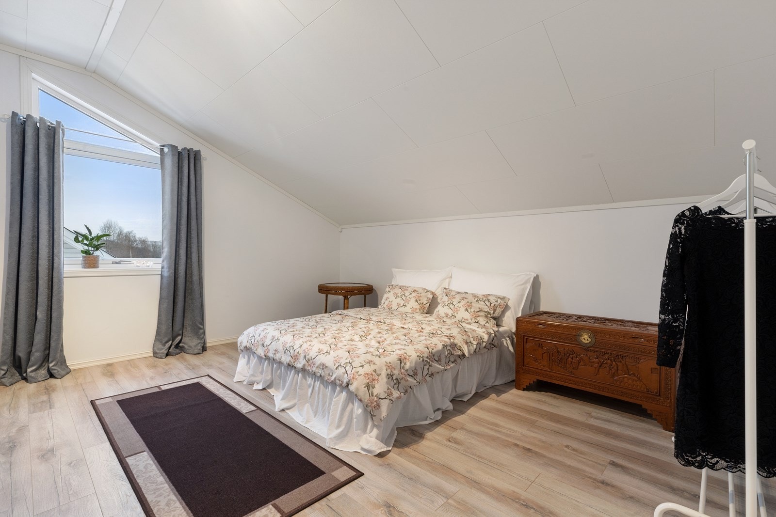 Det er tre gode soverom i boligens andre etasje. Galleribilde