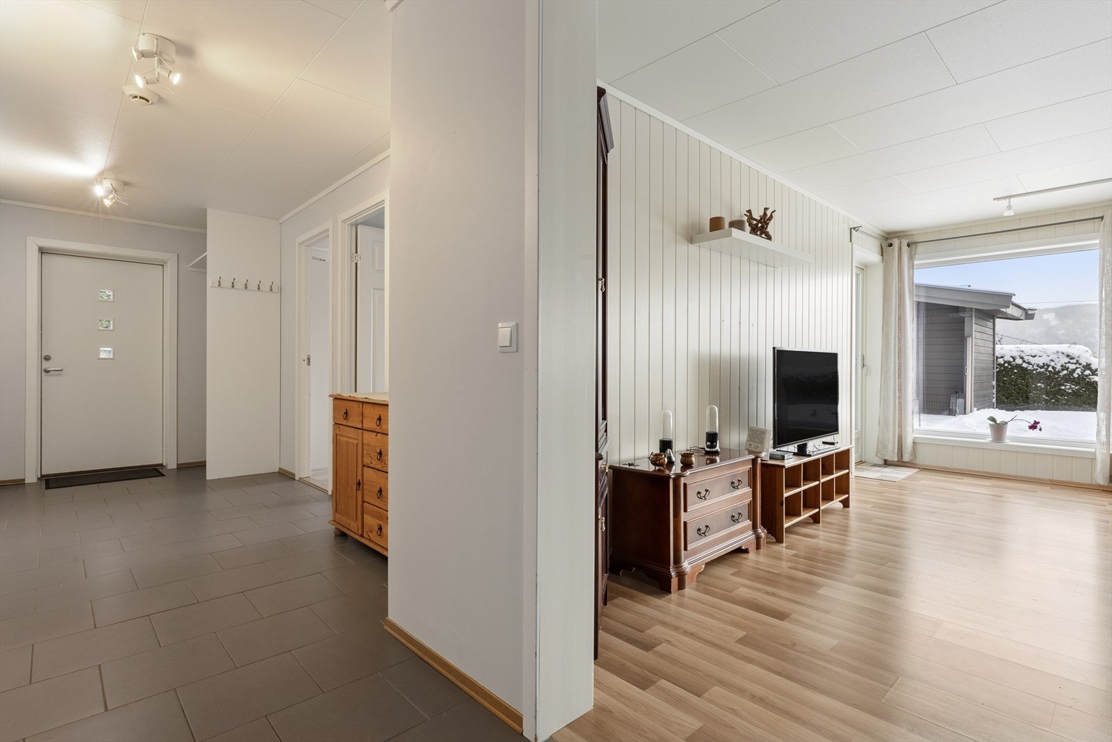 I underetasjen har du en stor utleiedel på 102 kvm med egen inngang, uteplass og parkeringsplass (ved garasjen). Galleribilde