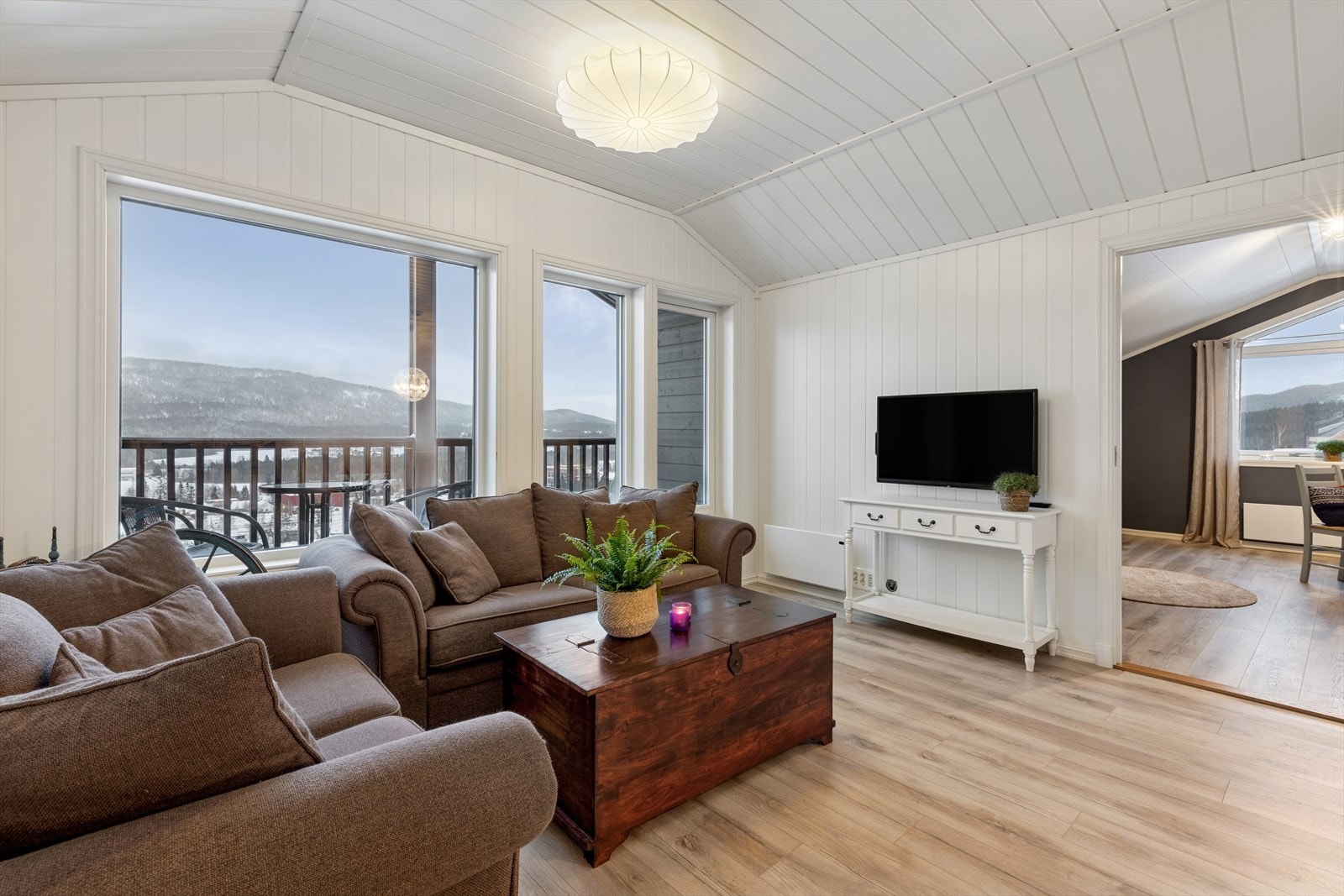 Her fra kommer du også ut på en overbygget terrasse på 5 kvm. Galleribilde