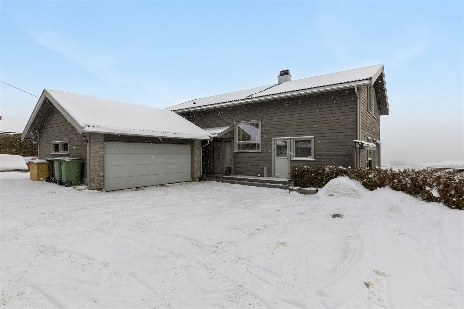 gode parkeringsmuligheter både i dobbel garasje og på gårdsplassen. Galleribilde