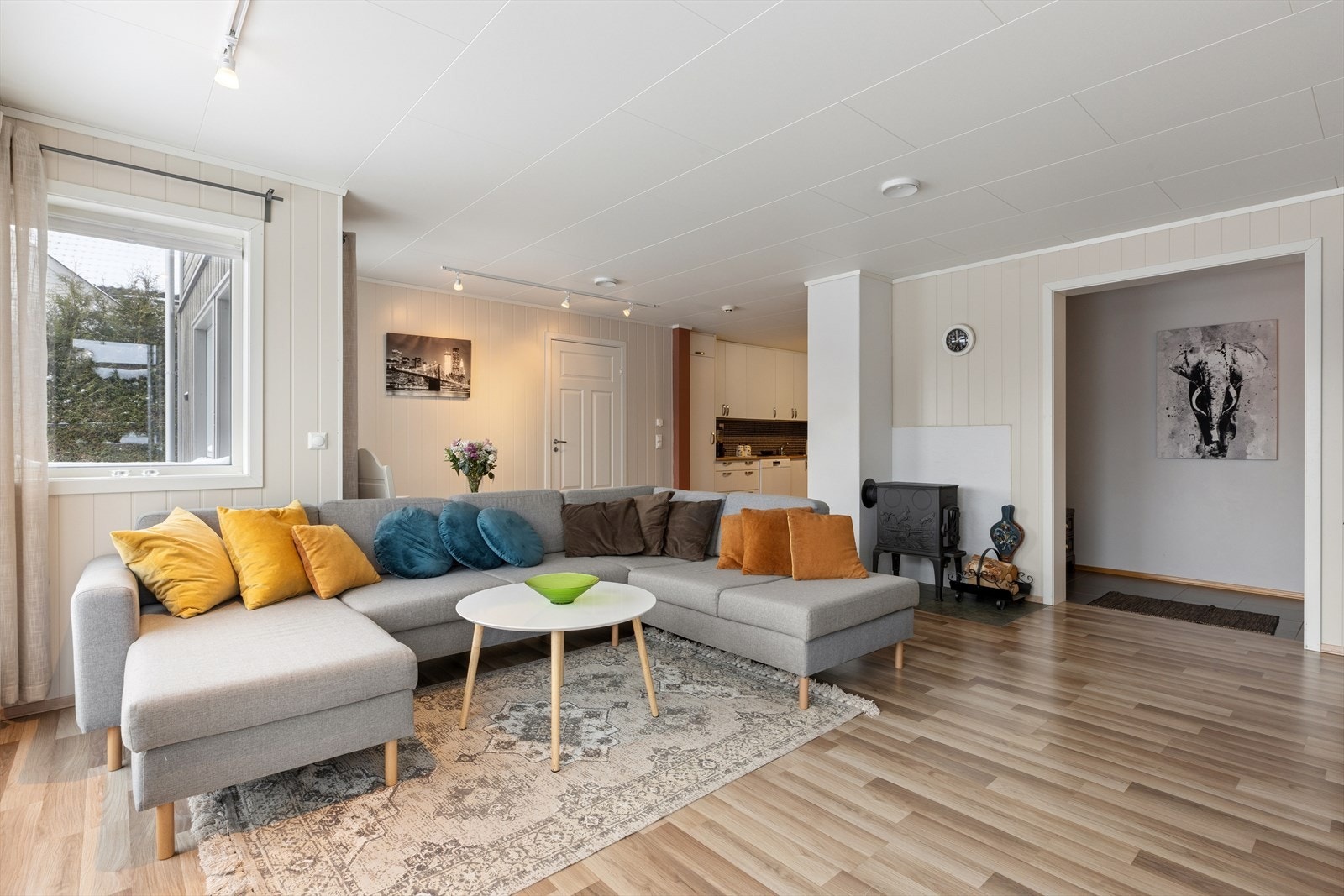 Vannbåren varme i gulvet, også her, samt vedovn når du ønsker ekstra varme. Galleribilde