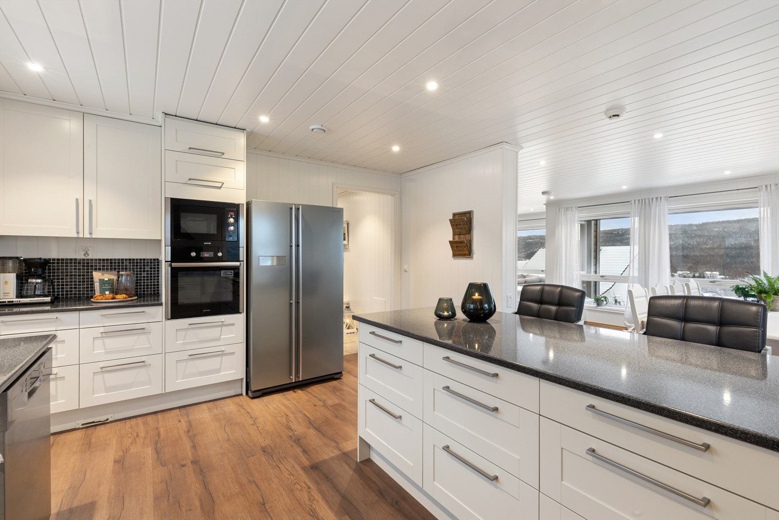 Kjøkkenet er utstyrt med platetopp, stekeovn, mikrobølgeovn og plass til oppvaskmaskin og kjøleskap. Galleribilde