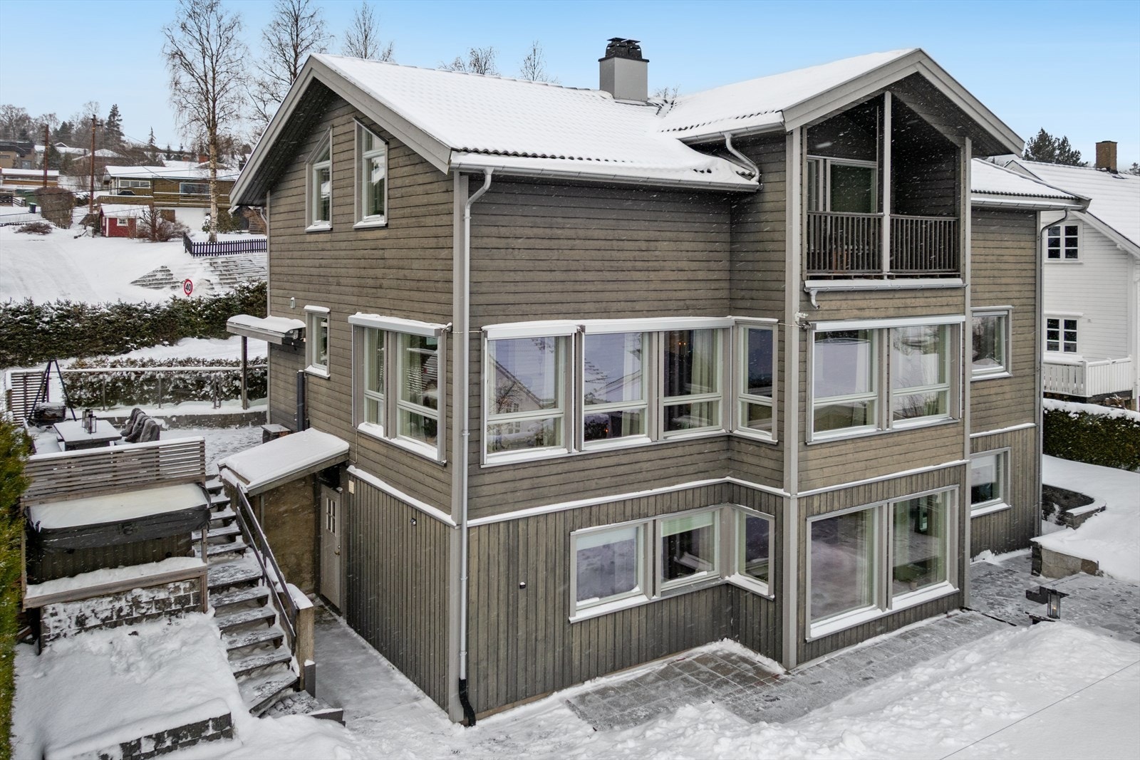 Svært innbydende familiebolig fra 2014 med moderne komfort og utleiedel. Galleribilde