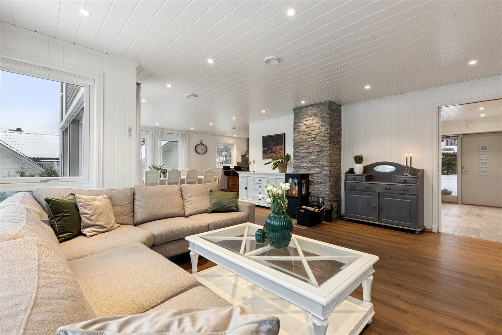 Boligen har vannbåren gulvvarme i første- og underetasjen, og i stuen får du i tillegg ekstra hygge og varme fra peisovnen. Galleribilde