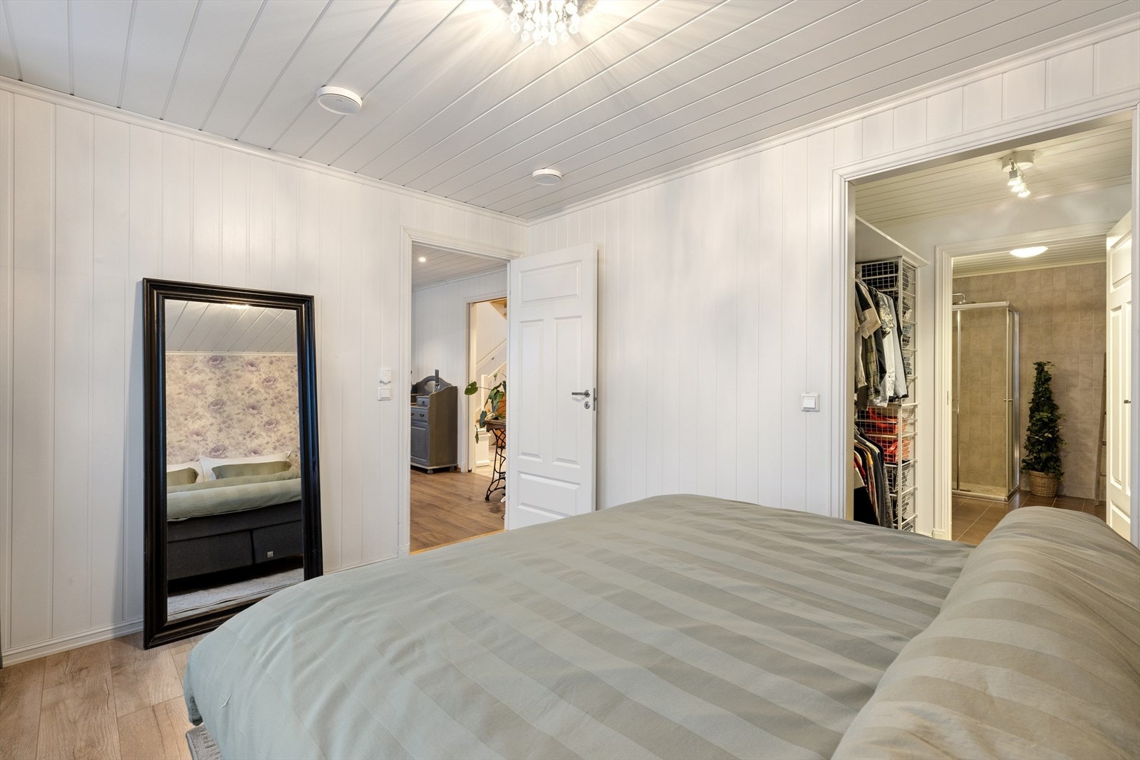 Fra soverommet har du tilgang til egen walk-in garderobe, utstyrt med praktiske garderobeløsninger og videre gjennomgang til eget baderom. Galleribilde