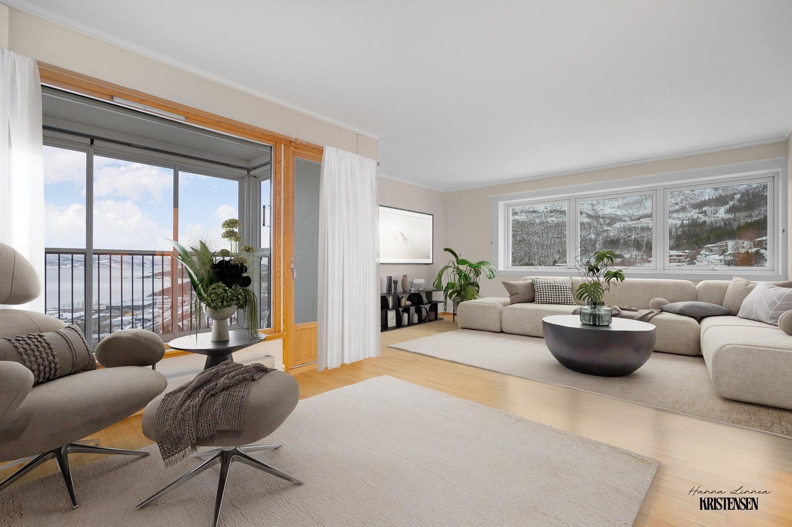 Digital møblering viser de gode møbleringsmulighetene stuen har. Fra stue har du direkte adkomst til innglasset balkong Galleribilde