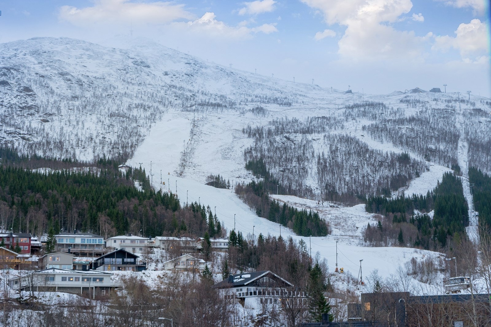 Flott utsikt fra soveromsvinduet mot Fagernesfjellet Galleribilde