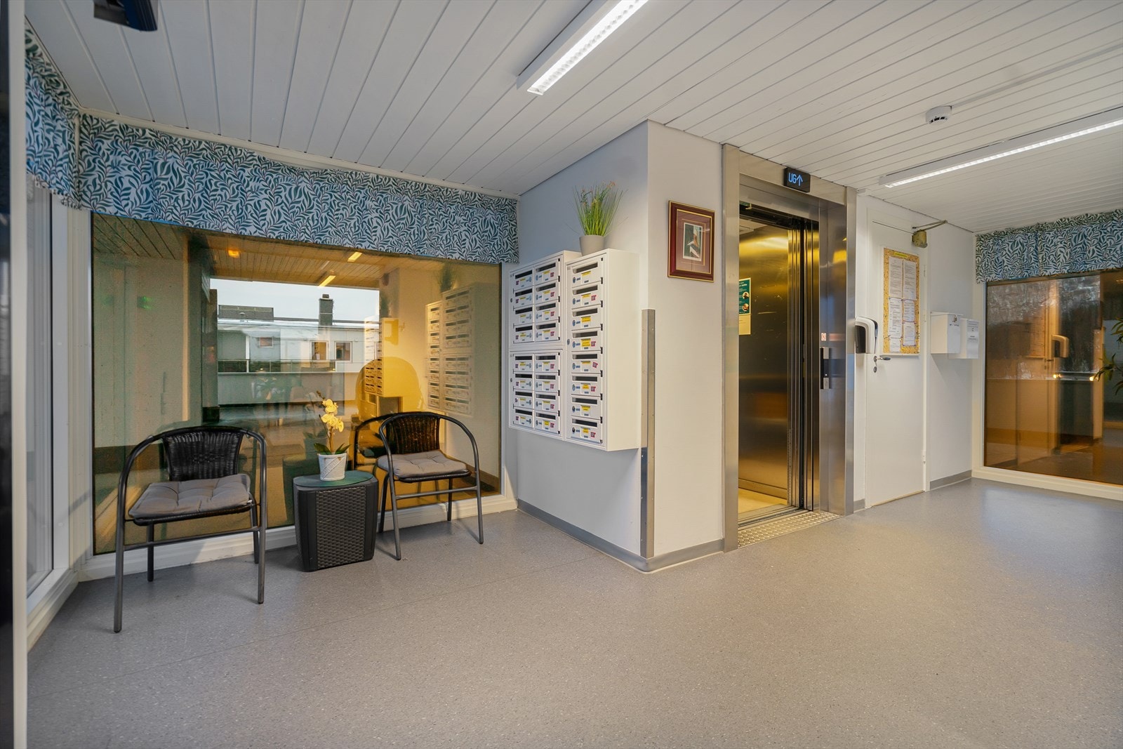 Velholdte fellesarealer med heis og praktisk adkomst opp i etasjene Galleribilde