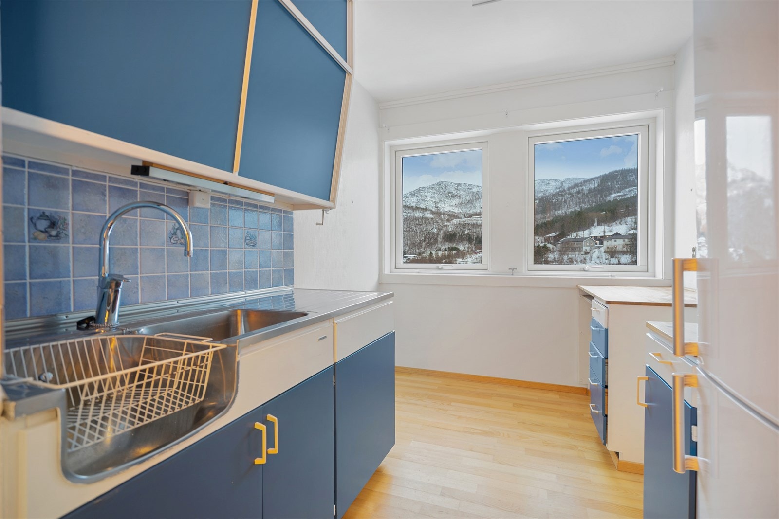 Funksjonell kjøkkeninnredning med både skap- og benkeplass, her er det enkelt å modernisere etter eget ønske Galleribilde