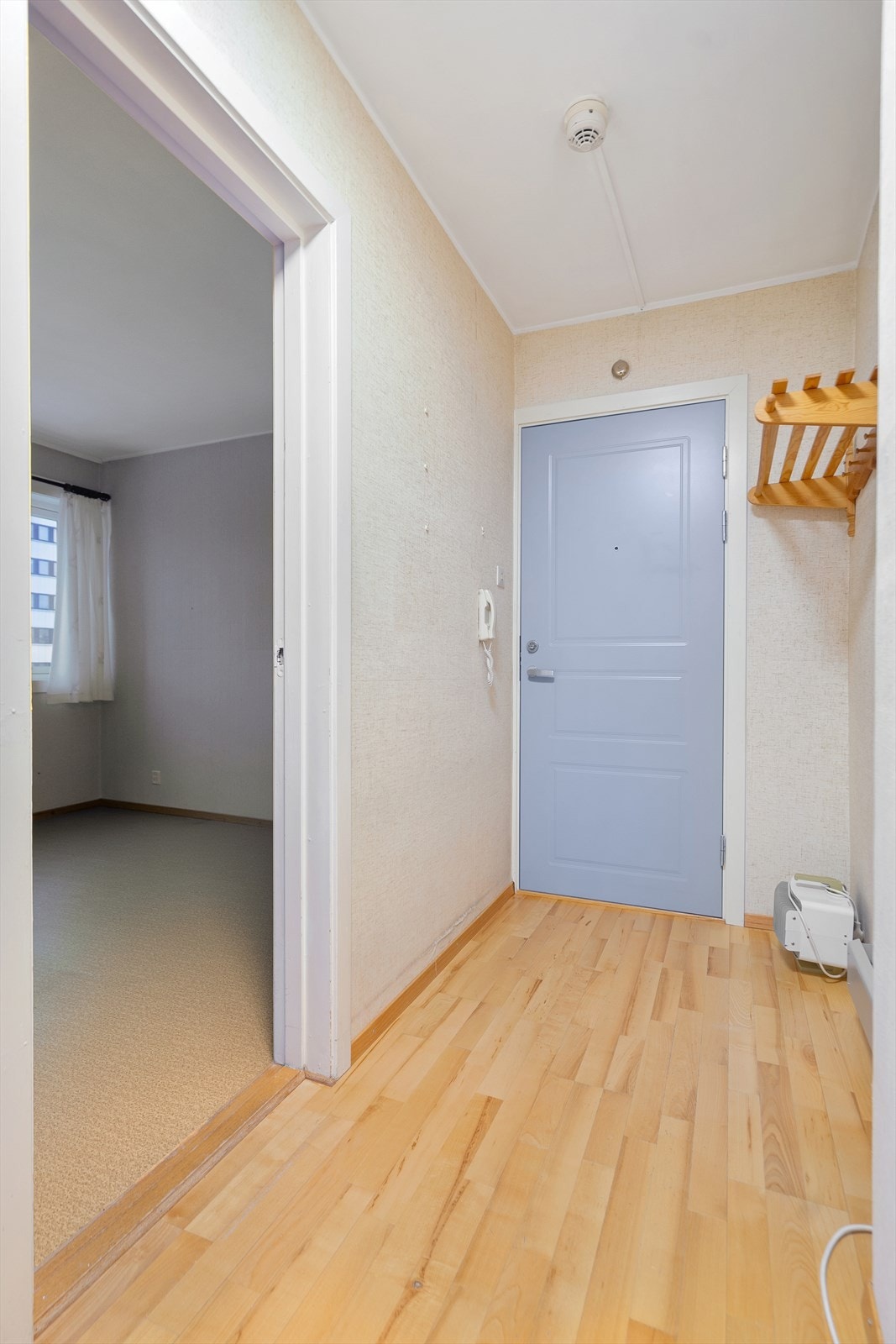 Lys og praktisk entré med plass til oppbevaring av yttertøy Galleribilde