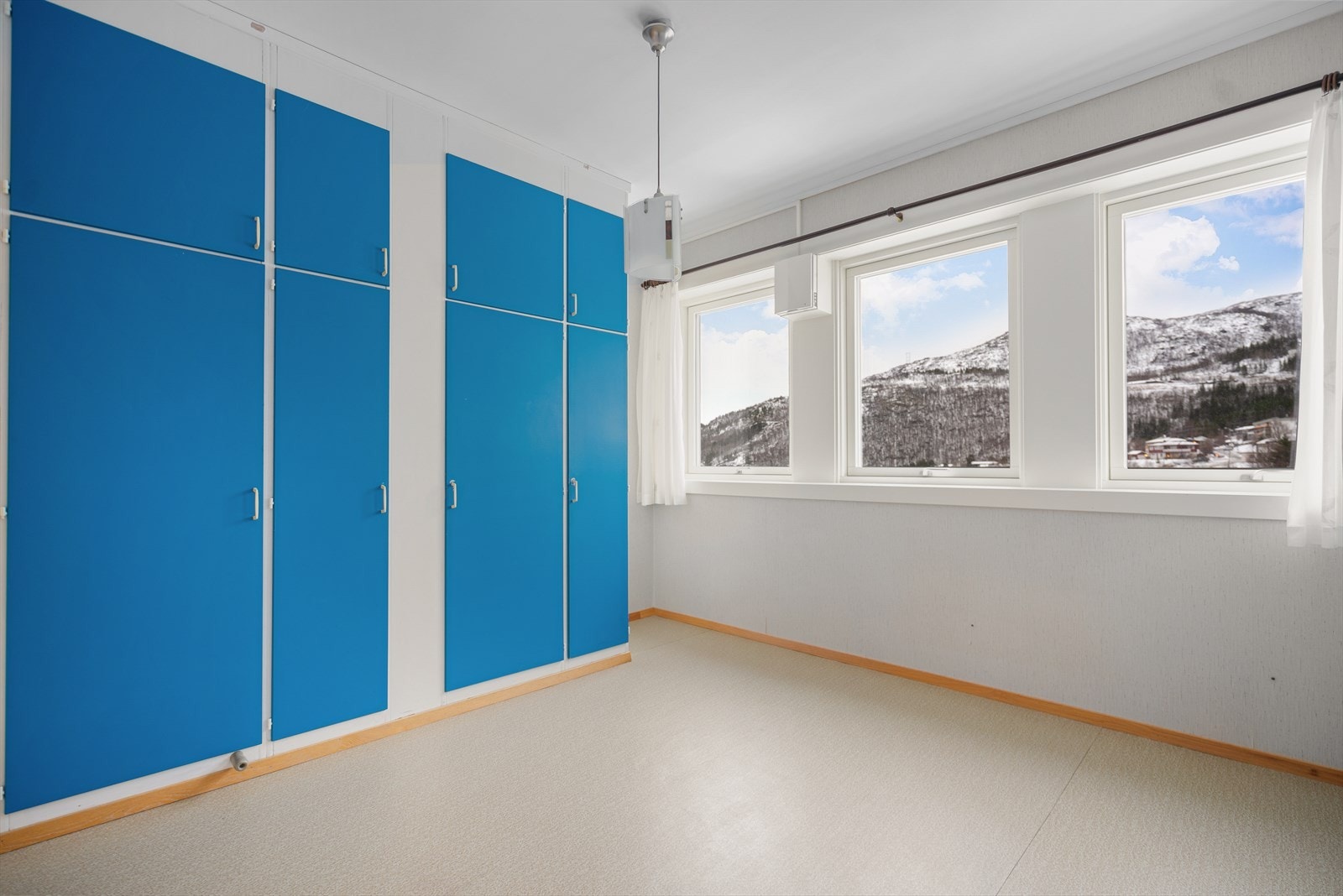 Soverom - Praktisk garderobeløsning gid god lagringsplass, og bidrar til et ryddig og funksjonelt soverom Galleribilde