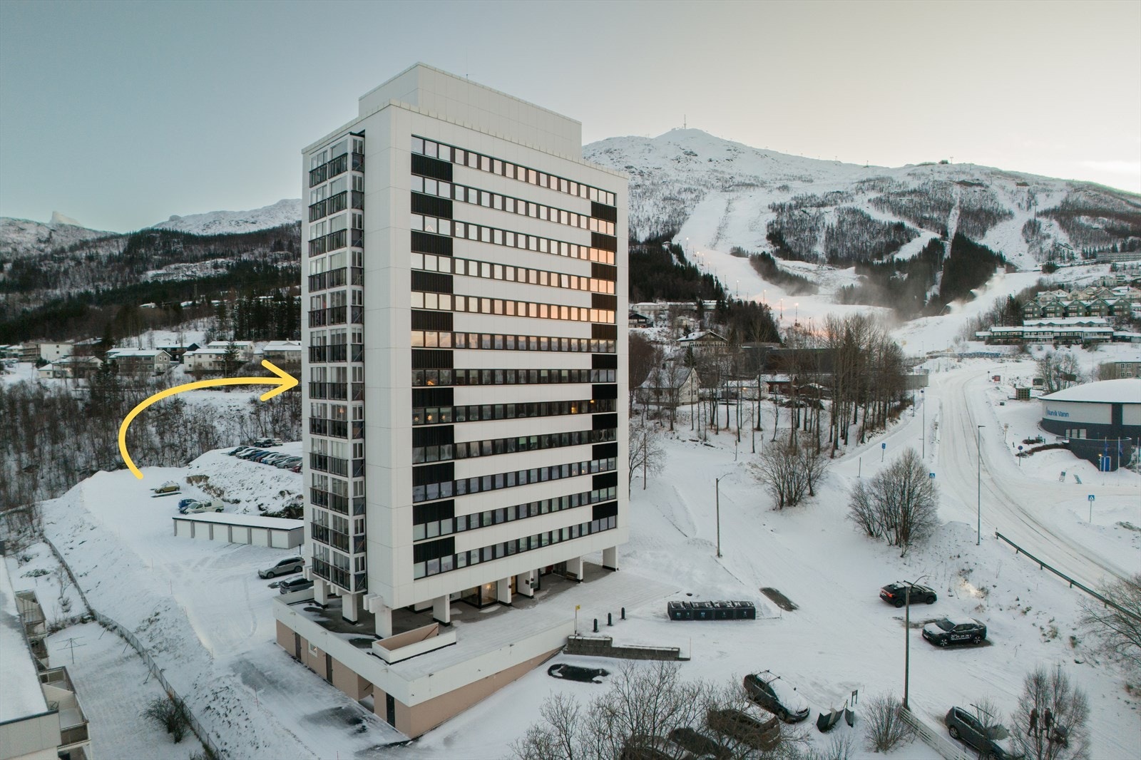 Velkommen til Fosseveien 3! Leiligheten ligger i 6.etasje og byr på imponerende utsikt over byen og fjellene rundt. Heis i bygget for enkel adkomst. Foto: Hanna Linnea Kristensen Galleribilde