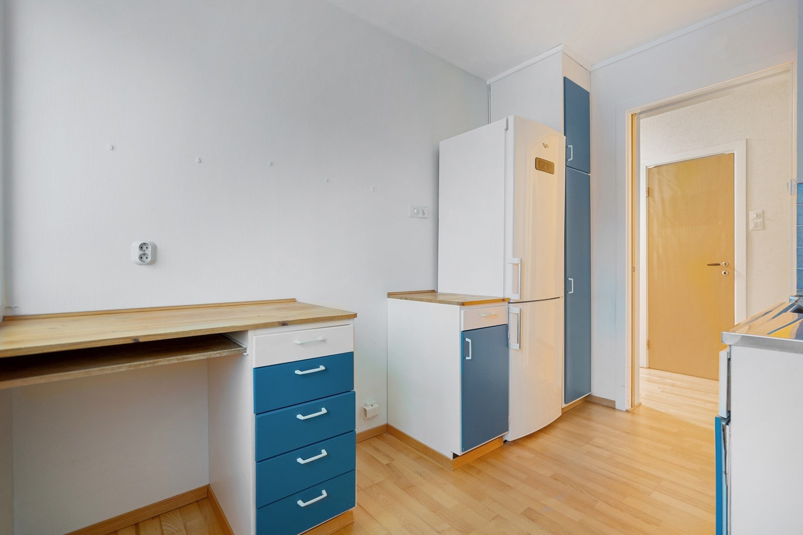 Kjøkken med god arbeidsplass og godt lysinnslipp Galleribilde