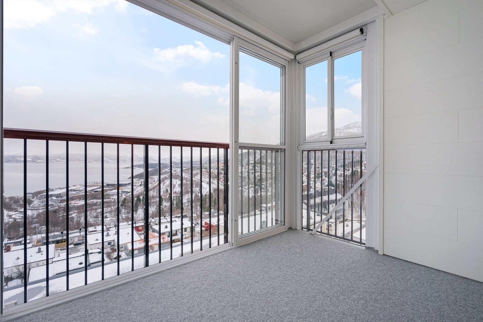 Spektakulær utsikt over fjellene og fjorden - her kan du nyte både morgenkaffen og kveldssolen Galleribilde