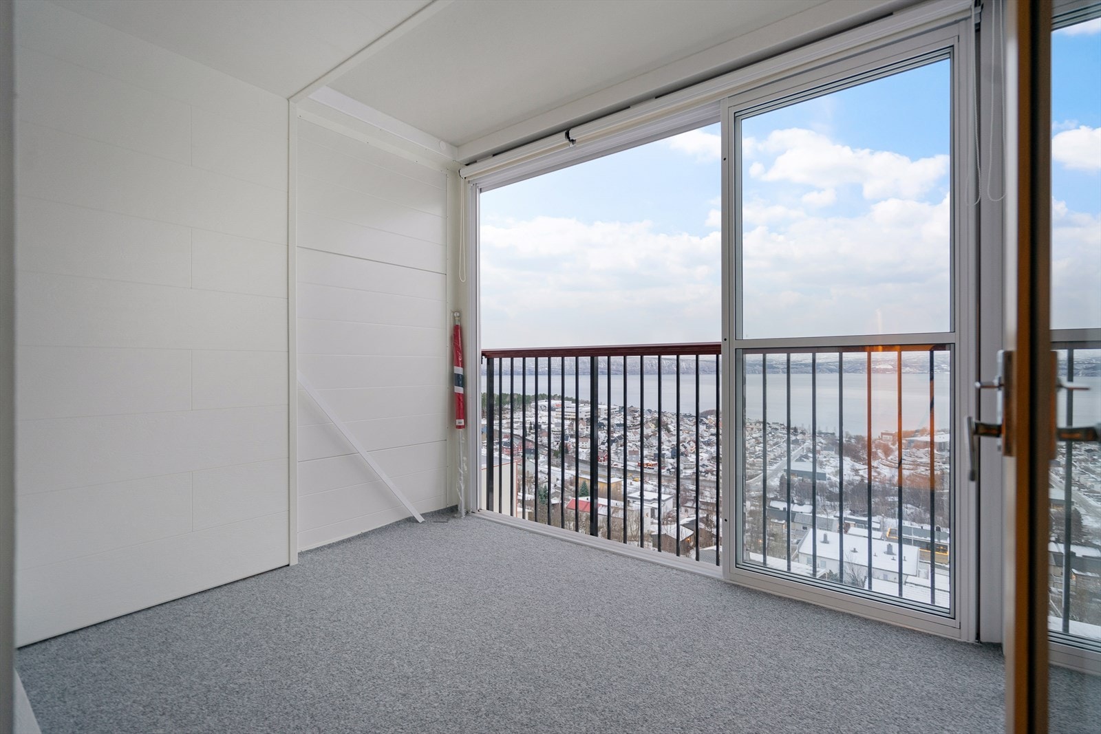 Store vinduer gir en unik panoramafølelse - her er det mulig å lage en hyggelig sone utendørs Galleribilde