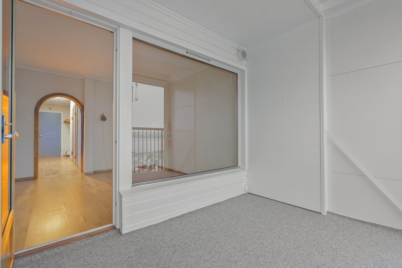 Innglasset balkong med direkte adkomst fra stuen - et ekstra oppholdsrom som kan benyttes store deler av året Galleribilde