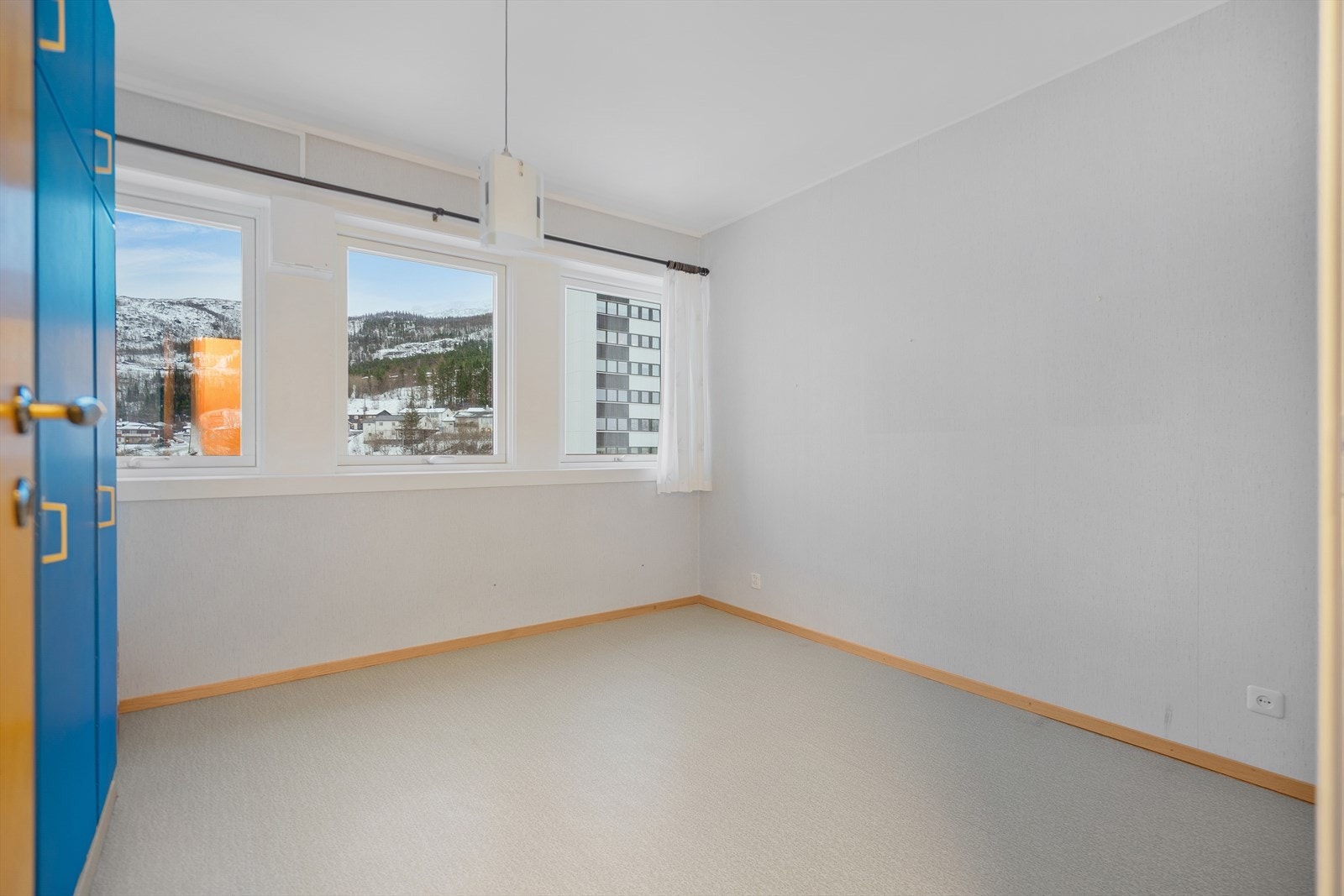 Soverom - Romslig soverom med gode møbleringsmuligheter og store vindusflater som gir rikelig med naturlig lys Galleribilde