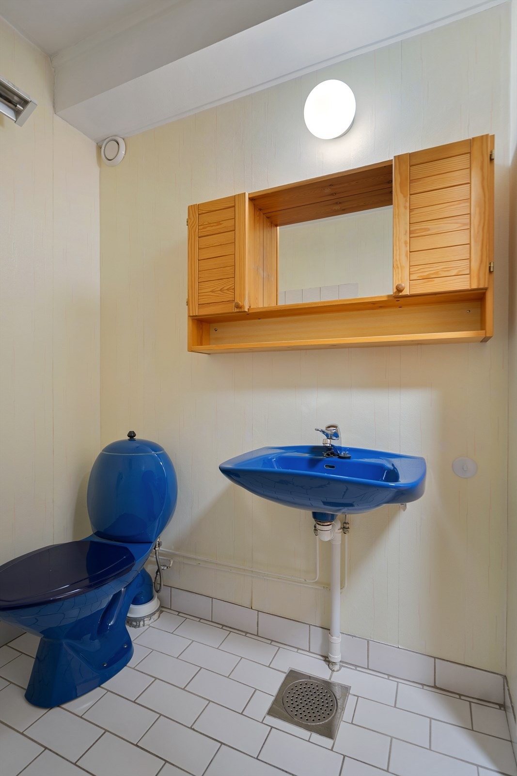 Praktisk planløsning på badet med toalett og servant plassert samlet Galleribilde