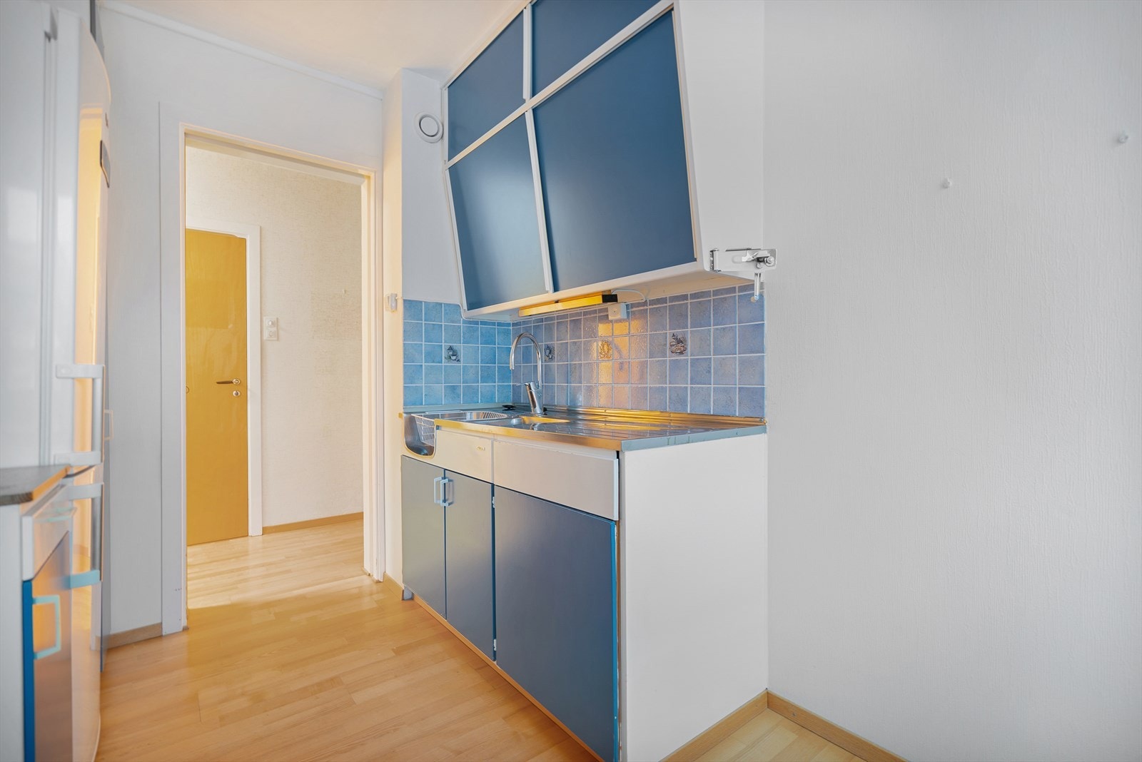 Praktisk arbeidsområde ved vaksne og fliser over benk gir en klassisk og tidløs løsning Galleribilde