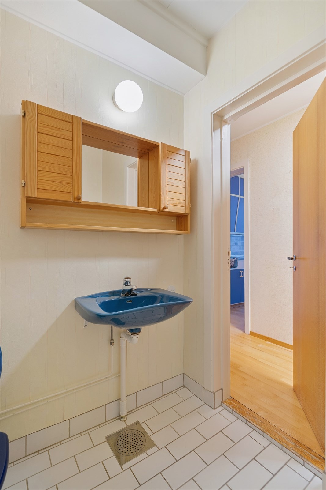 Badet har enkel servantløsning med speilskap som gir oppbevaringsplass Galleribilde