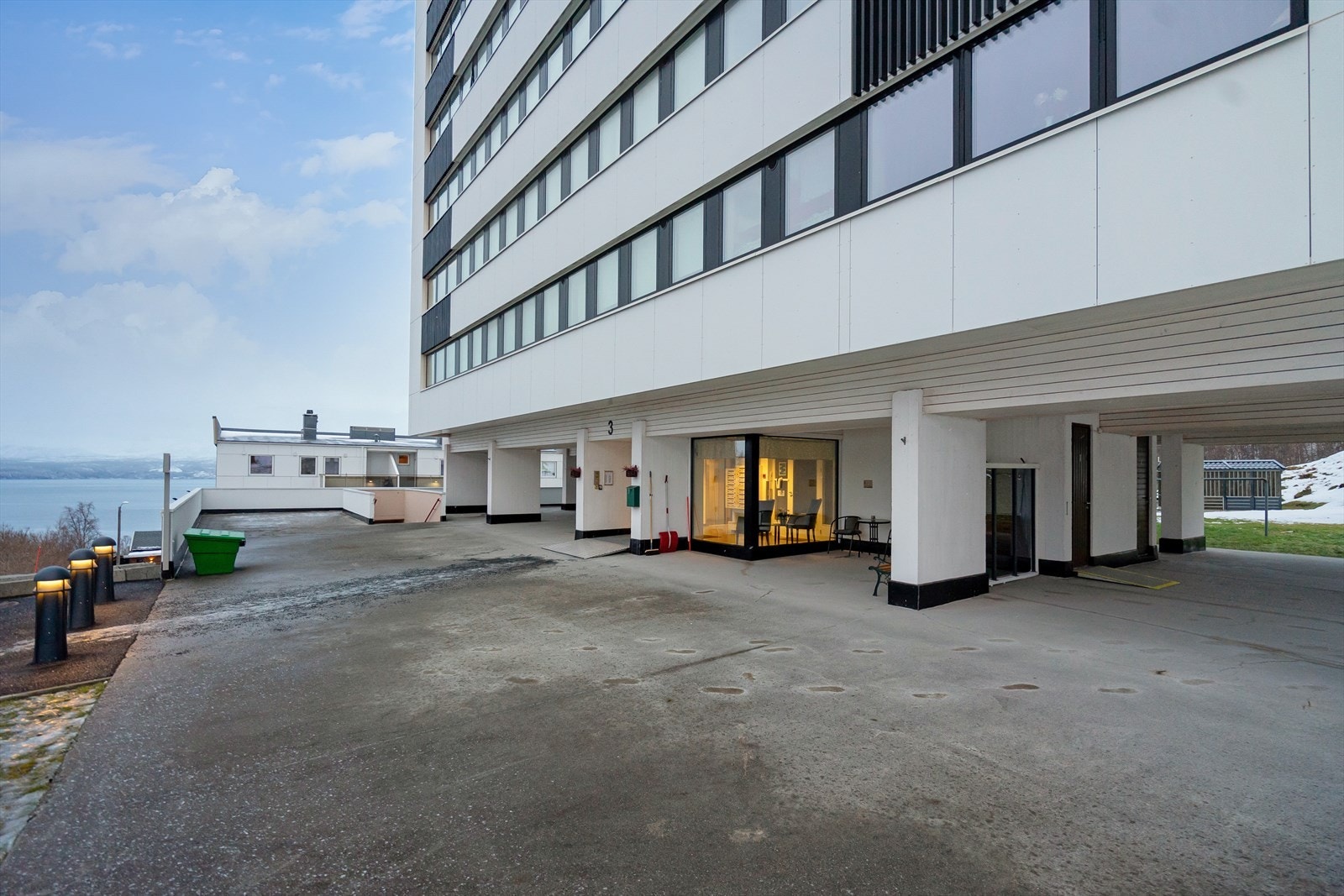 Praktisk adkomst via bakkeplan og kort vei fra parkeringsplass Galleribilde