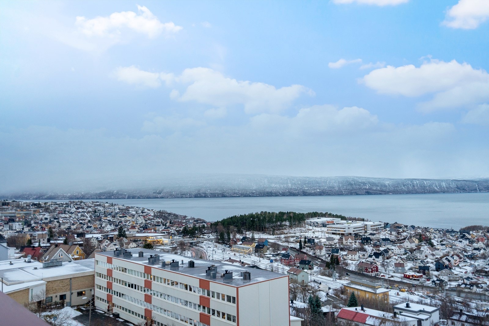 Fra balkongen har du utsikt over hele byen, flott både på sommeren og vinteren Galleribilde