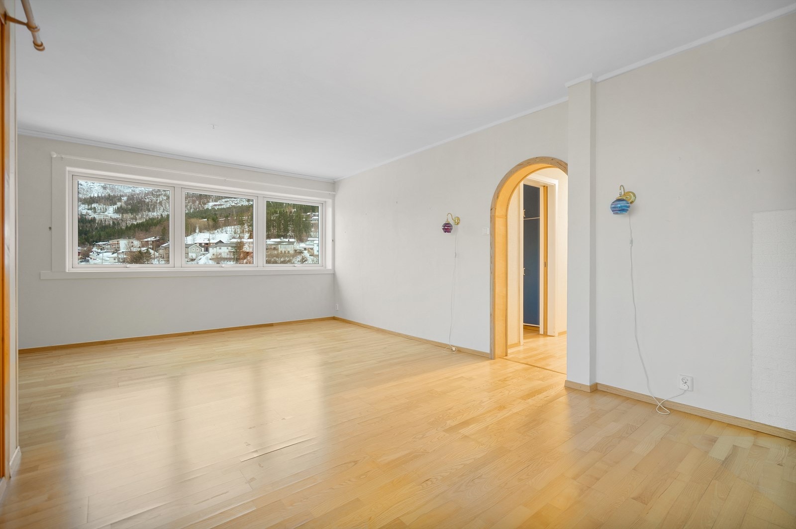 Lys og romslig stue med store vindusflater som gir flott utsikt og en luftig atmosfære Galleribilde