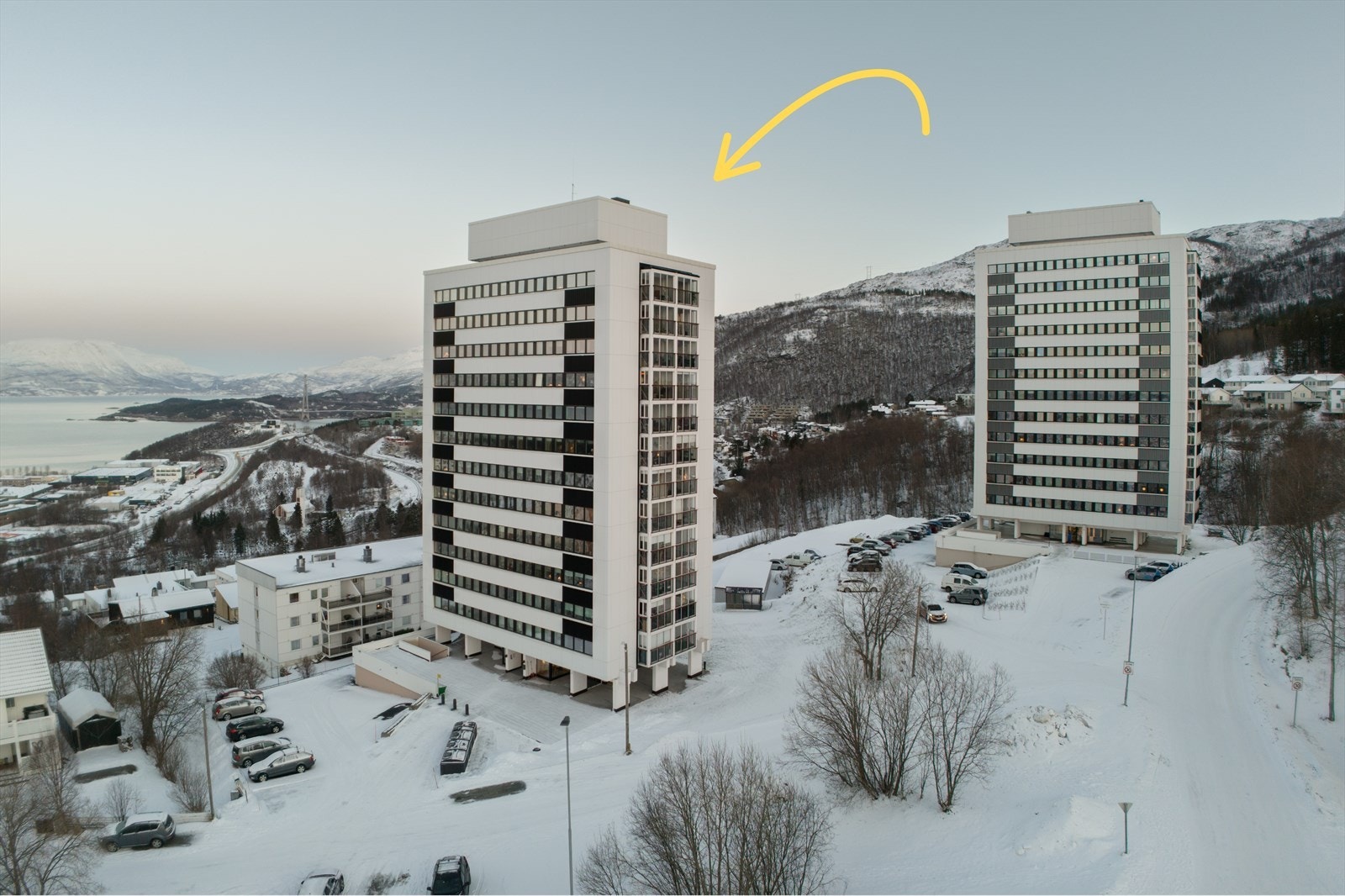 Leiligheten ligger i 6.etasje og byr på imponerende utsikt over byen og fjellene rundt. Heis i bygget for enkel adkomst. Galleribilde