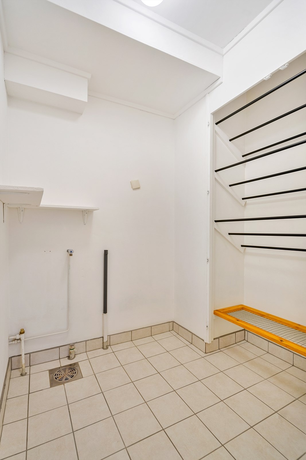 Vaskerom med opplegg til vaskemaskin og mulighet for tørking av klær Galleribilde