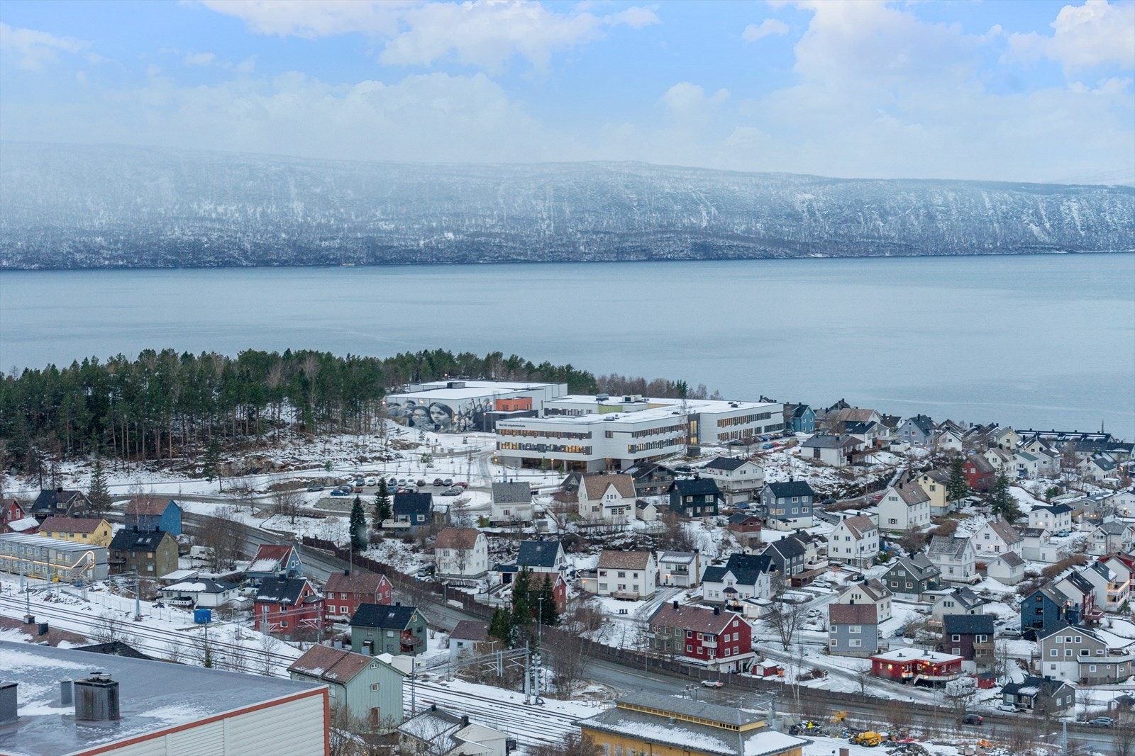 Flott utsikt over fjell, fjord og bebyggelse Galleribilde