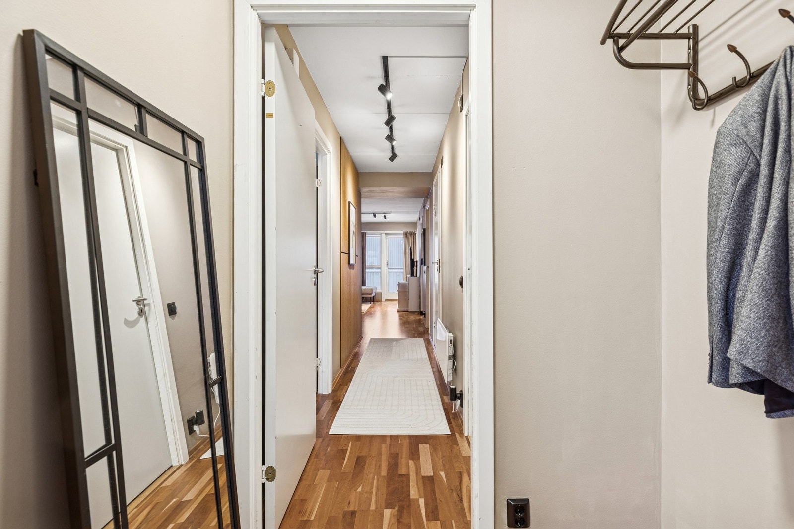 Entréen gir et ryddig førsteinntrykk med gode muligheter for oppbevaring av yttertøy og sko. Galleribilde