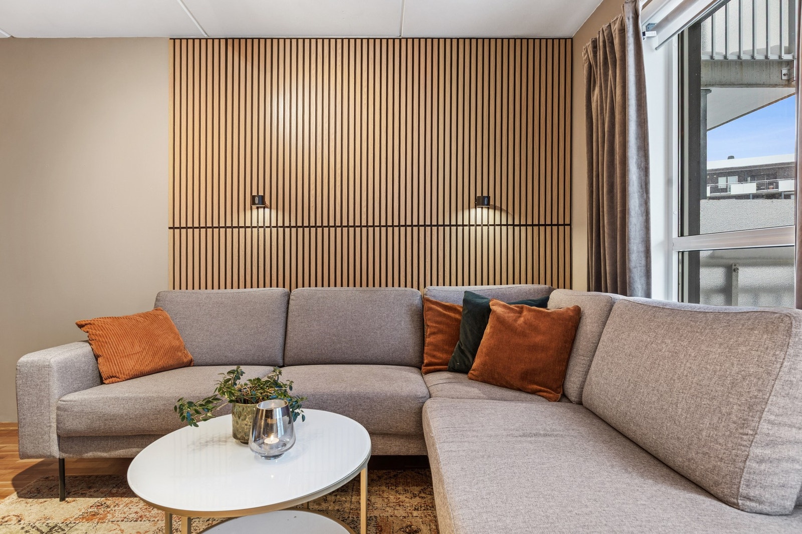 Leiligheten har flotte detaljer som spilevegger, som gir et moderne uttrykk. Galleribilde