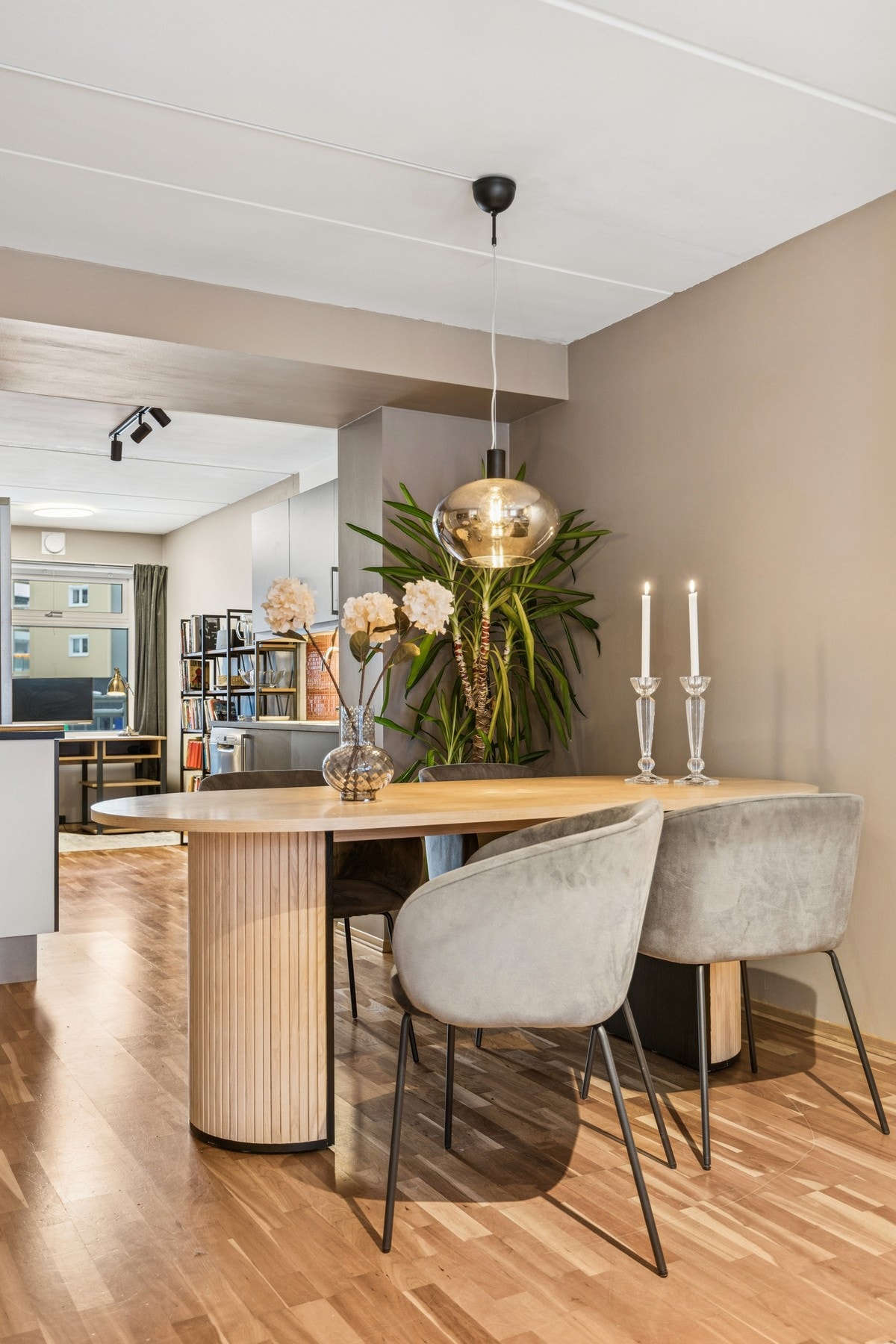 Store vindusflater slipper inn godt med dagslys og bidrar til en behagelig atmosfære. Galleribilde