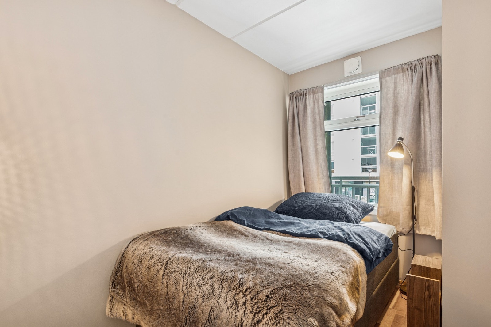 Begge soverommene er malt i naturlige farger som gjør det enkelt å innrede etter eget ønske. Galleribilde