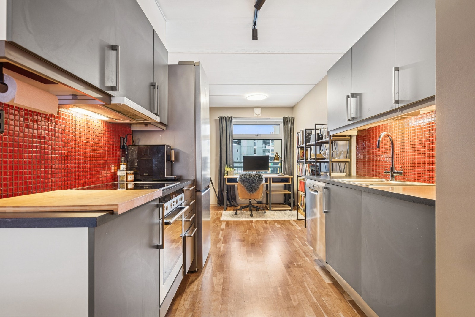 Kjøkkenet har innredning med glatte fronter fra byggeår og praktiske laminatbenkeplater. Galleribilde