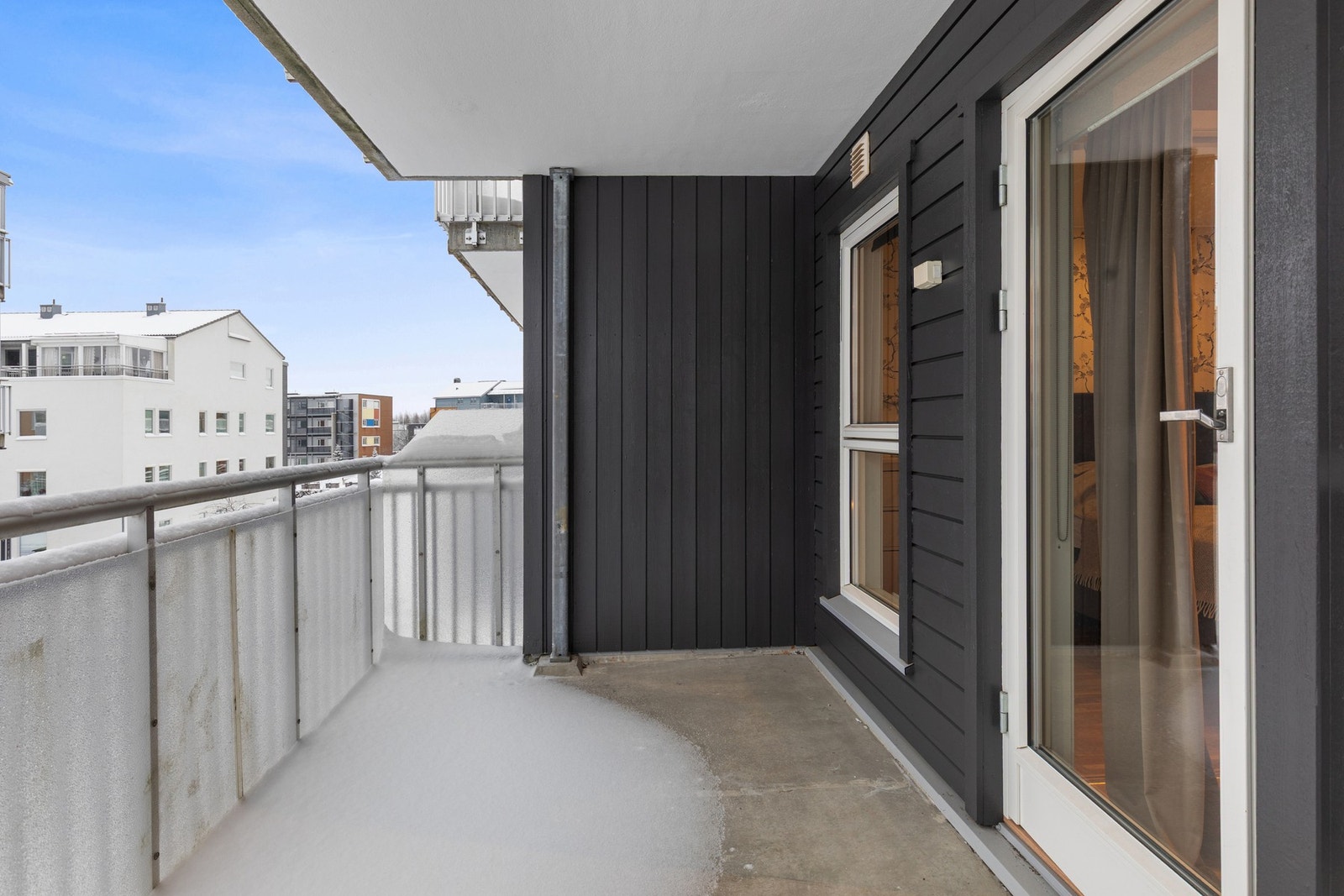 Balkongen er på ca 10 kvm. Galleribilde